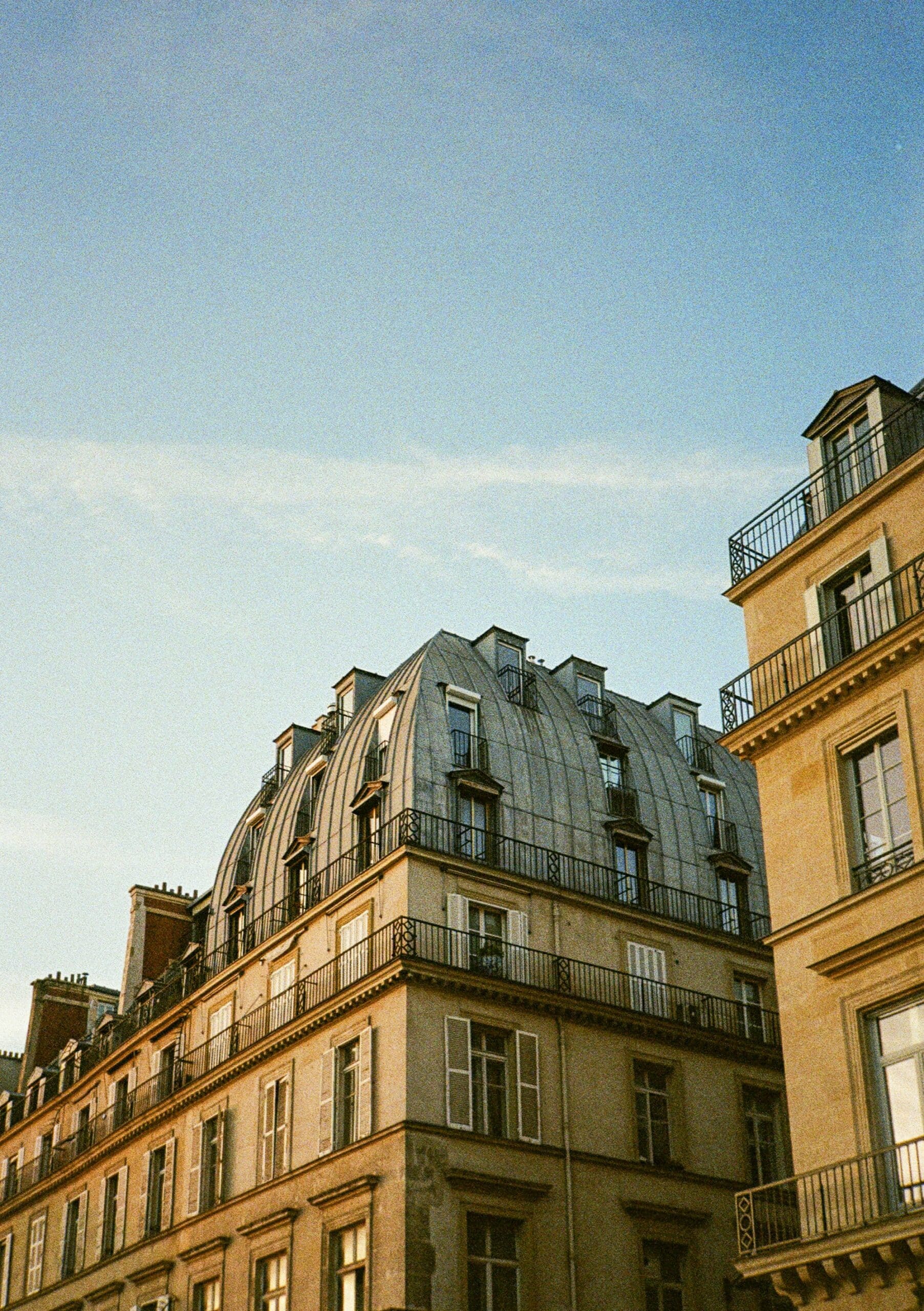 Immeubles haussmanniens à toits mansardés, Paris
